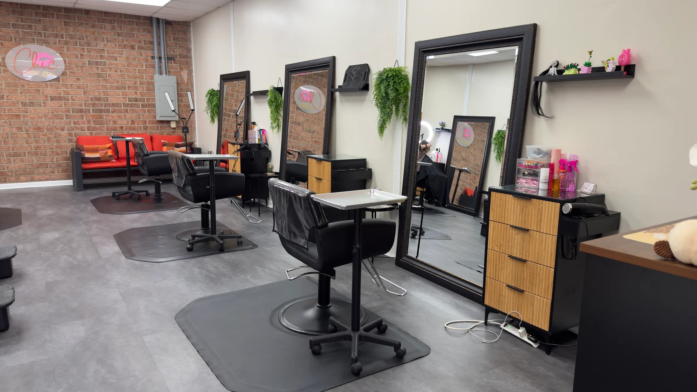 Chic El Salon interior in Charlotte with styling stations and mirrors